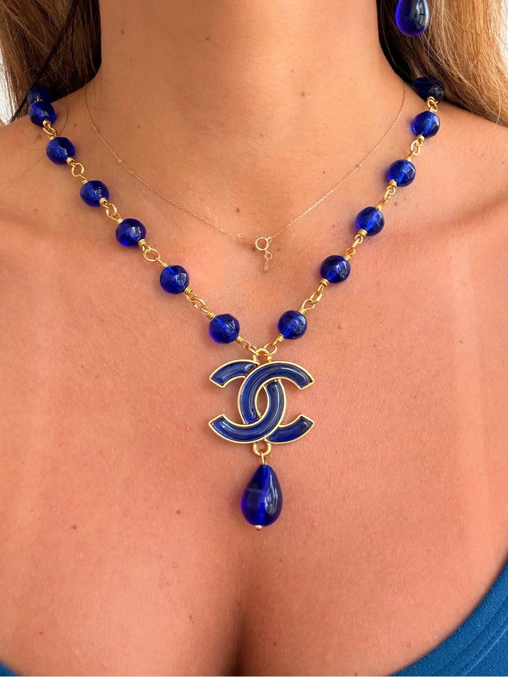 💙Vintage CHANEL Cobalt Blue Beaded CC Drop Necklace with Gold-Tone Chain✨ - Picture 3 of 5